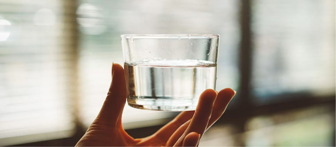 Boire de l'eau avant de dormir : l'hydratation nocturne par forte chaleur