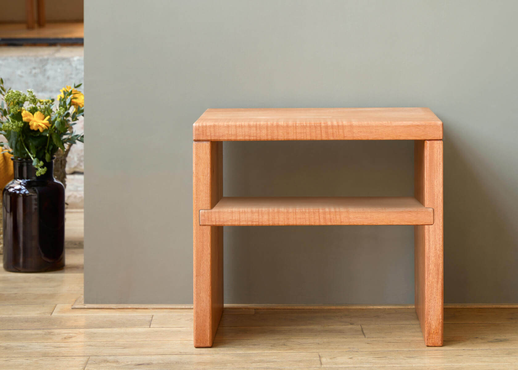 Comodino con ripiano in legno massello LUCA