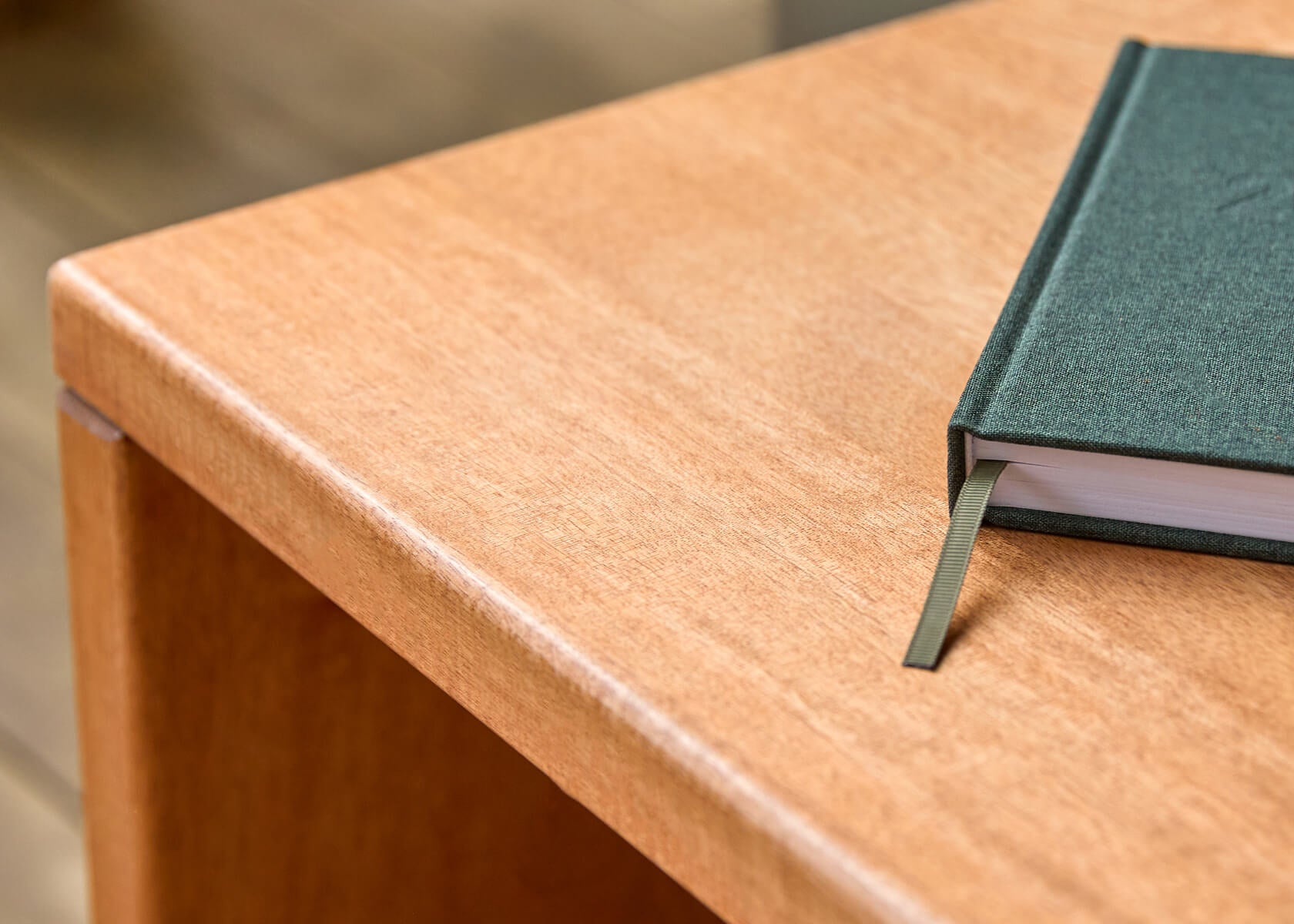 Comodino con ripiano in legno massello LUCA